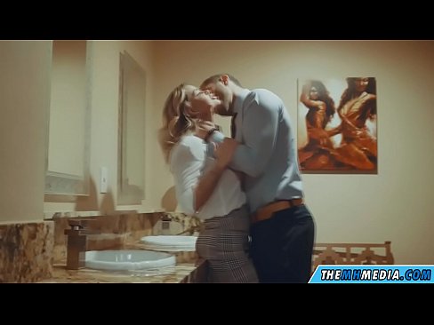 ❤️ Kiam belplena blondulo delogas vin en publika necesejo ️ Bonega porno ĉe eo.mobilecric.top